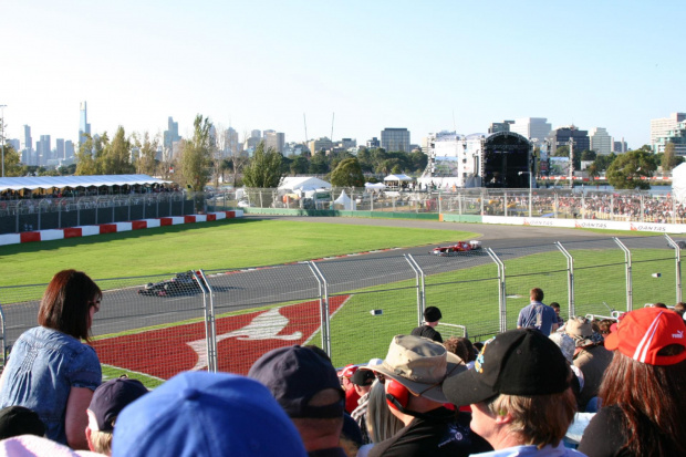 Pietrow przed Alonso Albert Park 2011