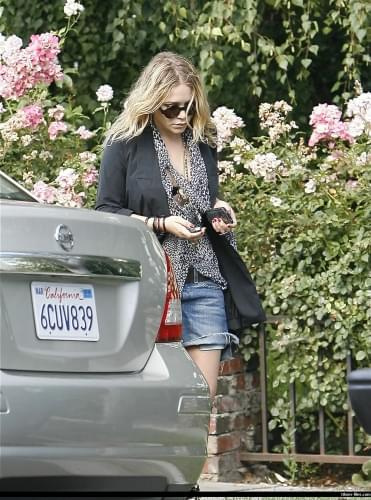 MK leaving a friends house in Hollywood-paprazzi lipiec 2008