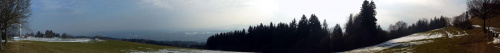 D-4. Południowa panorama. Gdyby nie mgiełka byłoby widać Alpy. ( chcesz obejrzeć całą panoramę kliknij na zdjęcie).