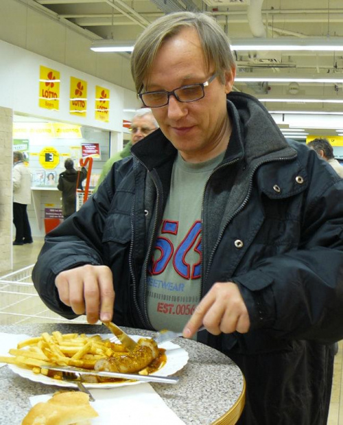 Dzień trzeci. Znów zwiedzanie, tym razem sklepów.W przerwie mmmmm ,,currywurst" - pyszna biała kiełbasa polana sosem curry.