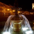 Fontanna na Rynku Kościuszki w Białymstoku nocą #fontanna #IluminacjaŚwietlna #Białystok #RynekKościuszki #deptak
