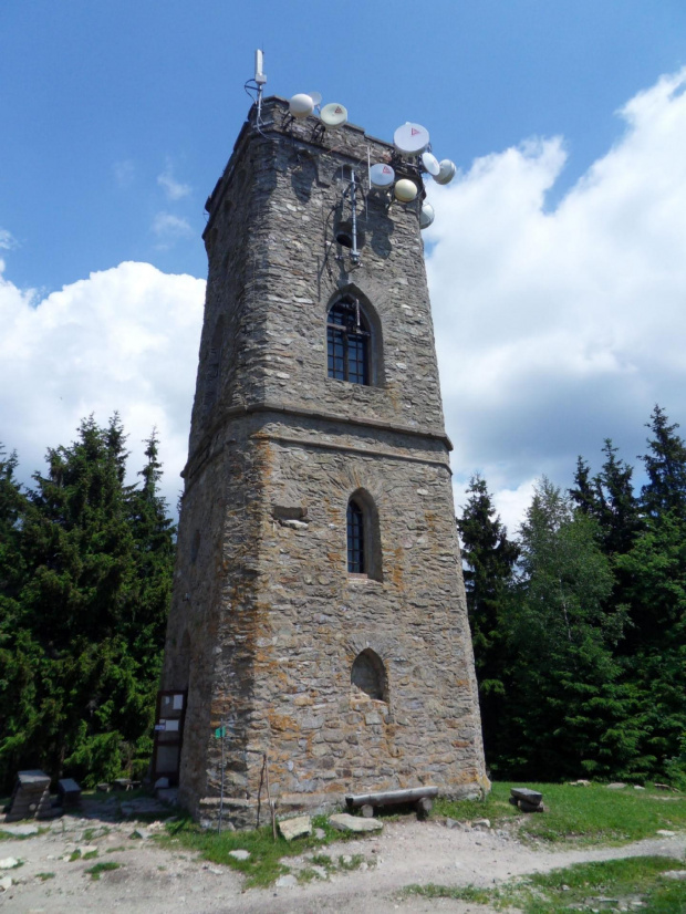 Najstarsza i najwyżej położona kamienna wieża widokowa w Karkonoszach postawiona przez hrabiego Harracha w 1900 roku,anteny troszkę ją szpecą,ale bez tego pewnie by się już rozsypała.. #Czechy #WieżaWidokowa #Żaly #Benecko