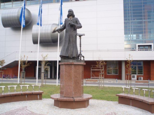 Pomnik K. C. Mrongowiusza przed Biblioteką Gł. UG w Oliwie.