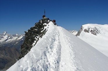 Ostatnie kroki granią na szczyt. #wakacje #góry #Alpy #lodowiec #treking #Szwajcaria #Allalin
