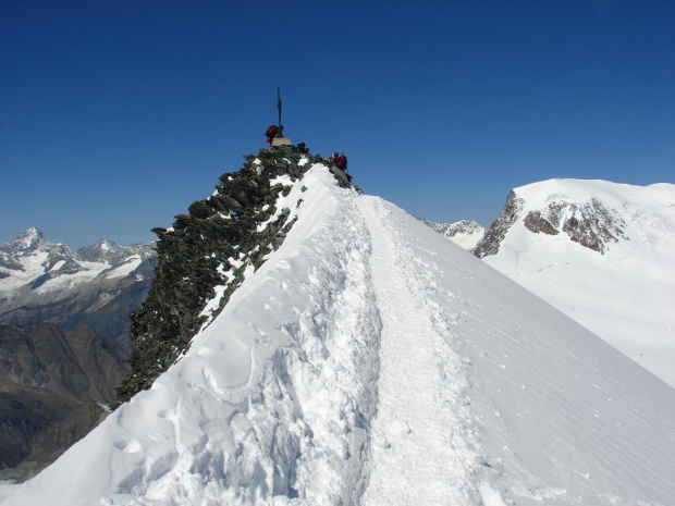 Ostatnie kroki granią na szczyt. #wakacje #góry #Alpy #lodowiec #treking #Szwajcaria #Allalin