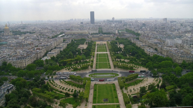 Widok z wieży Eiffel'a na Pola Marsowe, w głębi wieża Montparnasse