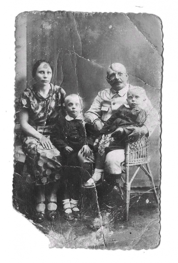 Zdjęcie zostało zrobione około roku 1900.
Jest na nim zarządca majątku w Jabłonnej wraz
ze swoją rodziną (niestety dziadek nie pamięta
nazwisk). #Grębków #Kózki #WiekXIX #WiekXX