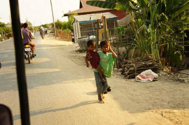 Kambodża - w drodze nad jezioro Tonle Sap #Kambodża #dzieci