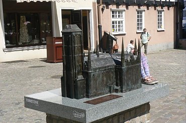 Miniaturka Kościoła Mariackiego, półka -podest posłużyła w tym momencie dziecku rumuńskiemu za kanapę ;) #Miasta