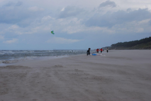 Bałtyckie wybrzeże również w czasie pogody raczej mało plażowej świetnie się nadają na zażywanie różnego rodzaju sportów. Tego dnia nie było bardzo brzydko, ale wiatr był tak silny, że cieszyli się wyłącznie fascynaci kajtów i windsurfingu... no i prze...