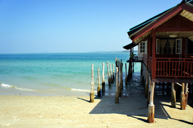 zdjęcie wykonane podczas wakacji w Tajlandii a konkretniej na wyspie Ko Lanta Yai, w północnej jej części, jedna z wielu pustych i urokliwych plaż na tej wyspie które odwiedziliśmy tego dnia zwiedzjąc okolice na skuterach :) Zdjęcie przedstawia chatkę...