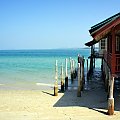zdjęcie wykonane podczas wakacji w Tajlandii a konkretniej na wyspie Ko Lanta Yai, w północnej jej części, jedna z wielu pustych i urokliwych plaż na tej wyspie które odwiedziliśmy tego dnia zwiedzjąc okolice na skuterach :) Zdjęcie przedstawia chatkę...