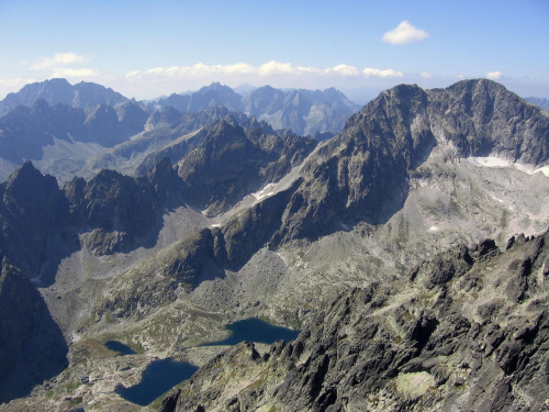 SŁOWACJA ( widok ze szczytu ŁOMNICA 2643 m , na schronisko Tery'ego - po lewej stronie w Dolinie Pięciu Stawów Spiskich na tle szczytów Słowackich )