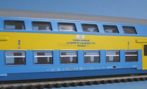 Wagon piętrowy kolei Przewozy Regionalne serii Bmnopux (dawniej Bdhpumn PKP) w skali 1:87
