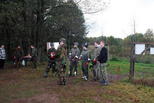 Niezapomniane wrażenia, adrenalina i emocje. To wszystko było dziełem i udziałem związkowców Sierpnia 80 z GZUGu na arenie paintballowej #WzzSierpień80 #gzug #paintball