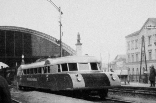 Odjazd wagonu motorowego Austro-Daimler-Puch z dworca Kraków Główny do Zakopanego w dniu 1 sierpnia 1933 roku.
[Fot. Antoni Śliwiński]