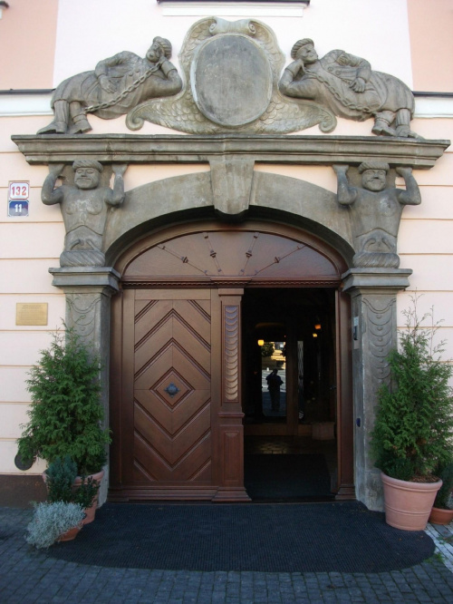 Portal i wejście do hotelu,a w głębi moje odbicie... #Czechy