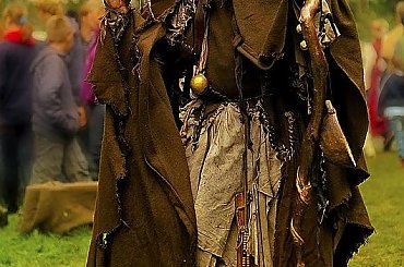 Wycinki ze zlecenia dla prasy.
Postać przedstawia Wędrowca - ofiarę czarnej zarazy,sceny z czarną zarazą odgrywane były późną nocą. #Festyn #MFSBorken #Naris #Reportaż