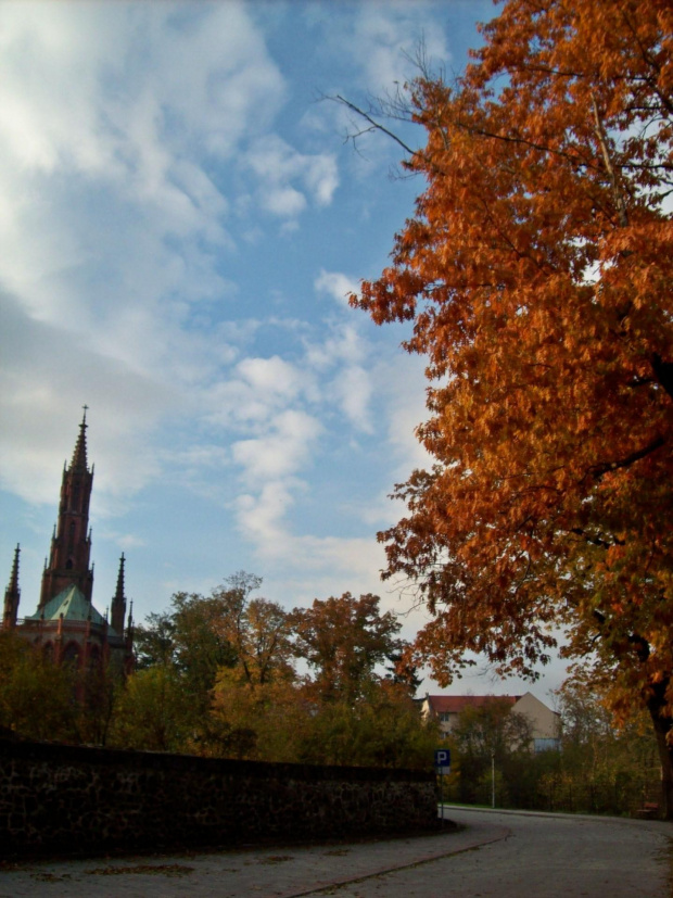 Lubański kościół św.Trójcy w jesiennych kolorach :))